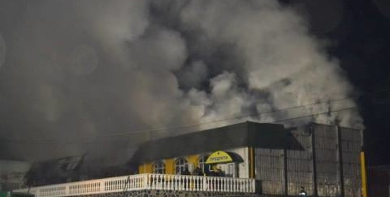 Масштабна пожежа на Рівненщині:  Горів торговий центр (ФОТО) 