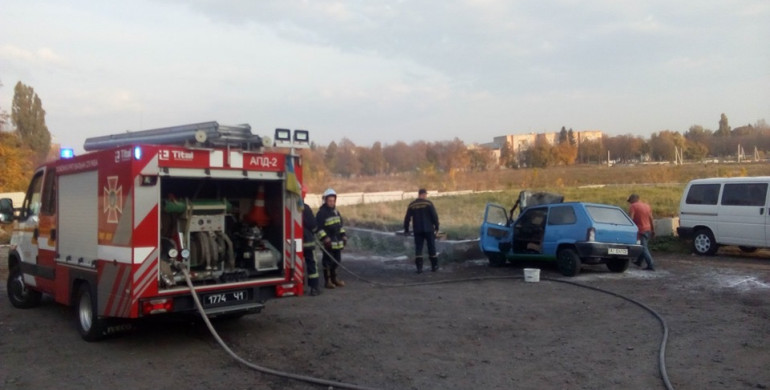 У Рівному на «Північному» горів легковик (ФОТО)