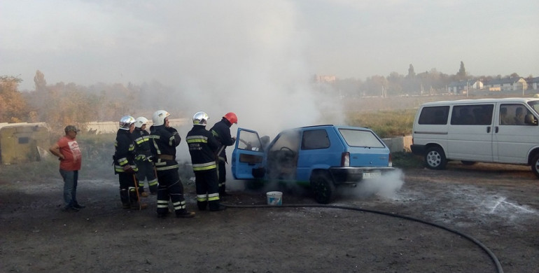 У Рівному на «Північному» горів легковик (ФОТО)