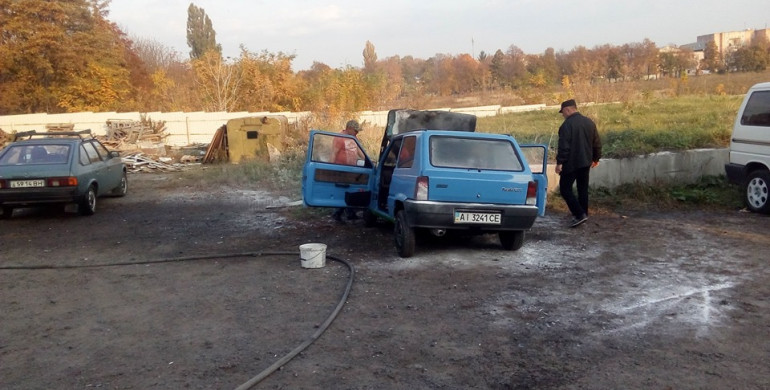 У Рівному на «Північному» горів легковик (ФОТО)