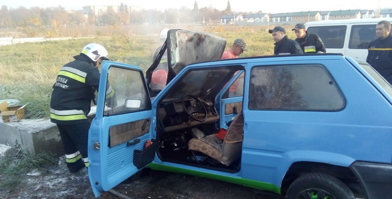 У Рівному на «Північному» горів легковик (ФОТО)