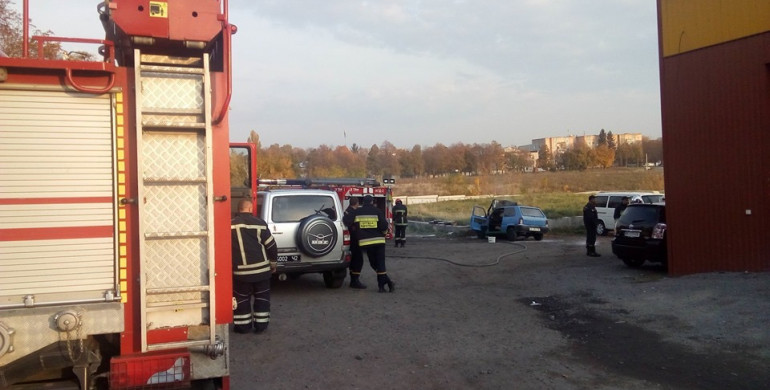 У Рівному на «Північному» горів легковик (ФОТО)