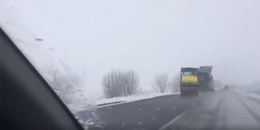 На Рівненщині асфальт на міжнародній трасі кладуть під час снігопаду