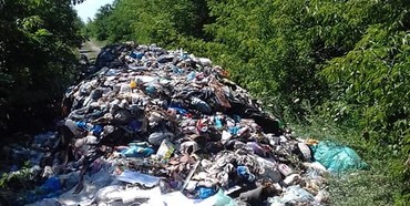 Мешканцям Дубенщини прямо на дорогу невідомі висипали фуру сміття. Привіт зі Львова?
