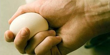 На Рівненщині молодик закидав яйцями агітаційний автомобіль