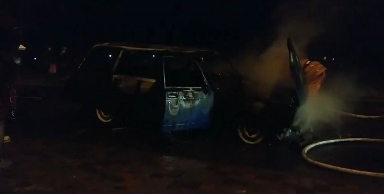 На Рівненщині чергова пожежа: знову гасили авто (ВІДЕО)