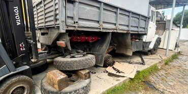 У Рівному під час ремонту на чоловіка впала вантажівка 