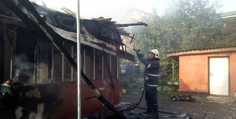 Рівненські вогнеборці врятували непритомного чоловіка з палаючого будинку