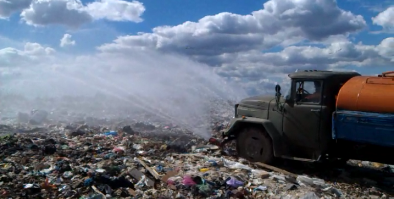 На Рівненському сміттєзвалищі тривають протипожежні роботи