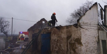 П'ятеро рятувальників гасили пожежу у будівлі на Здолбунівщині (ФОТО)