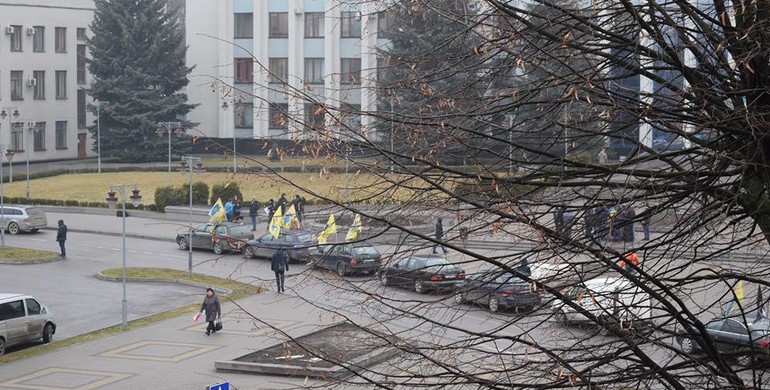Проти пекла на дорогах: "Авто Євро Сила" пікетує Рівненську ОДА через жахливі ями на дорогах