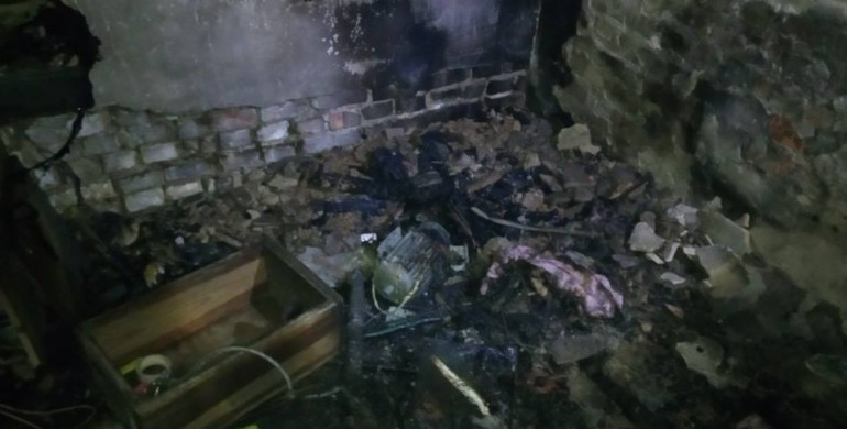 На Рівненщині під час пожежі у літній кухні ледь не згорів чоловік