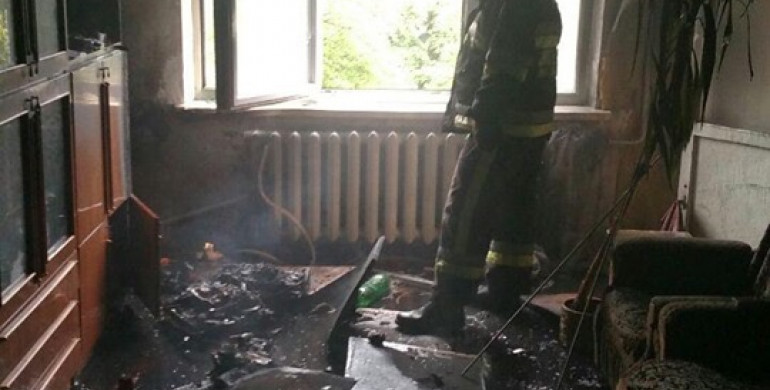 У Рівному через пожежу у квартирі мало не згорів чоловік (ФОТО)