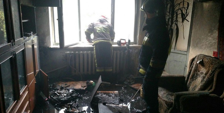 У Рівному через пожежу у квартирі мало не згорів чоловік (ФОТО)