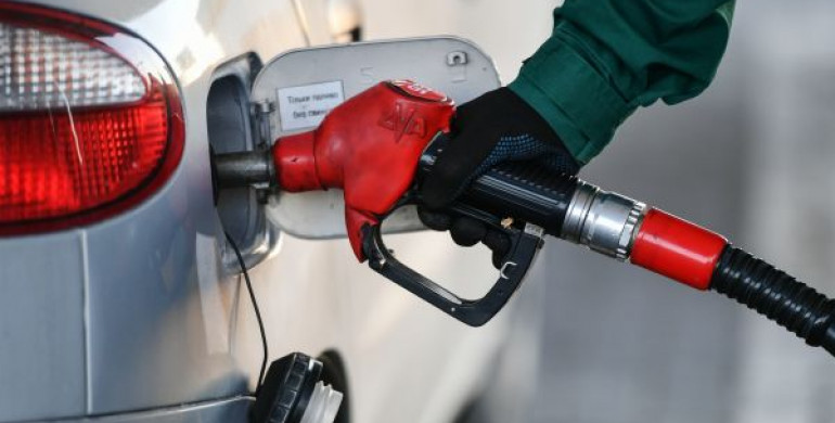 В Україні трохи знизили середню ціну на бензин