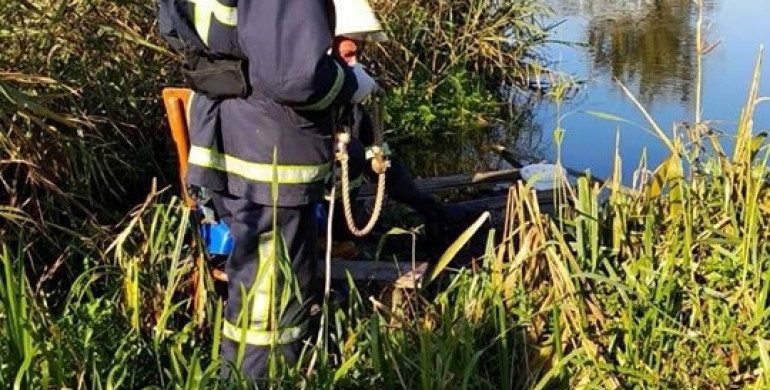 Тіло мертвого чоловіка дістали з річки на Дубенщині (ФОТО)