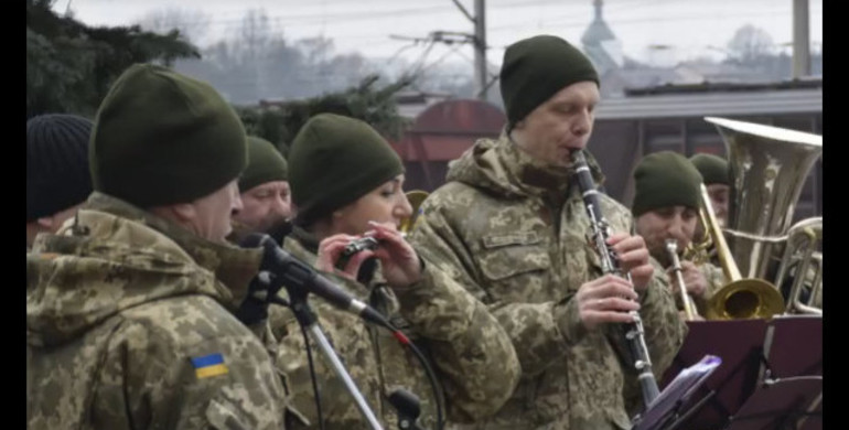 Кому на Рівненському вокзалі лунав марш від військових?