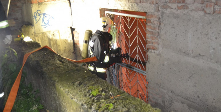 У Рівному під час пожежі в закинутій будівлі вогнеборці врятували безхатченків (ФОТО)