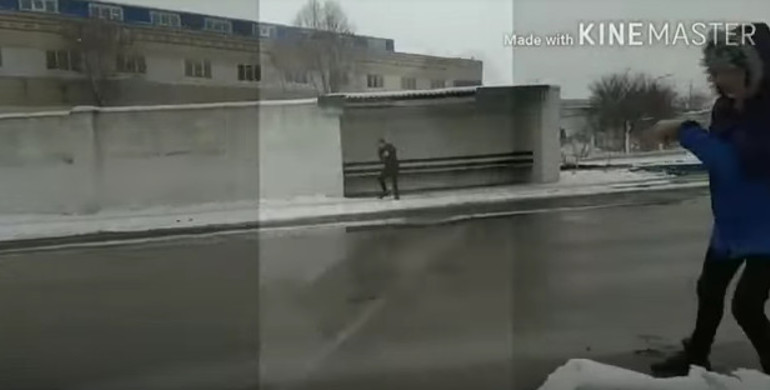 На Рівненщині школярі розважаються "натягуючи трос" через дорогу