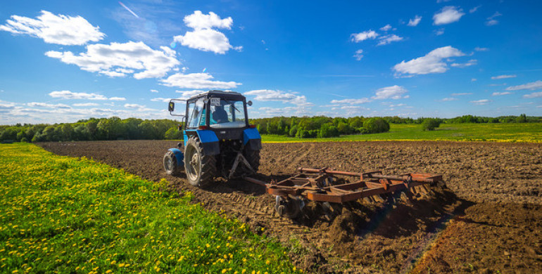 Операція "Урожай" на Рівненщині: маєте трактор і надаєте послуги? - платіть податок 