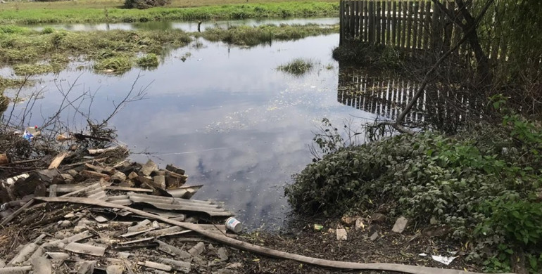 На Рівненщині продовжують відкачувати воду з затоплених домівок (ФОТО)