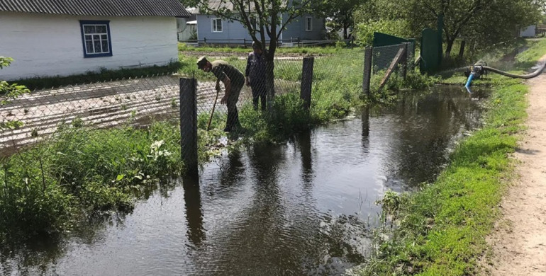На Рівненщині продовжують відкачувати воду з затоплених домівок (ФОТО)