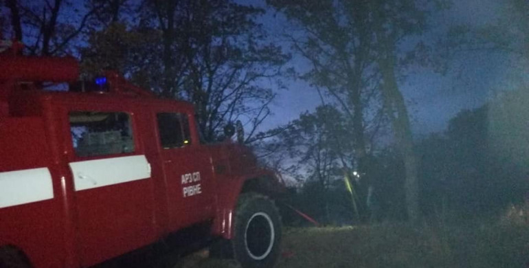 На Рівненщині рятувальники діставали з кювету автівку (ФОТО)