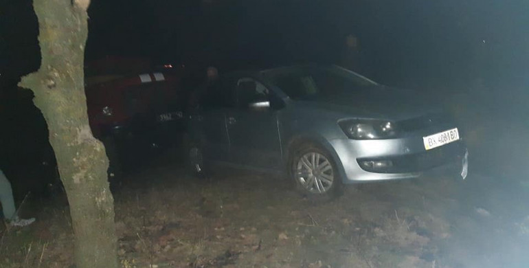 На Рівненщині рятувальники діставали з кювету автівку (ФОТО)