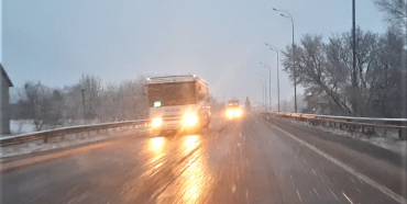 Мокрий сніг, ожеледиця: водіїв попереджають про погіршення погоди на Рівненщині