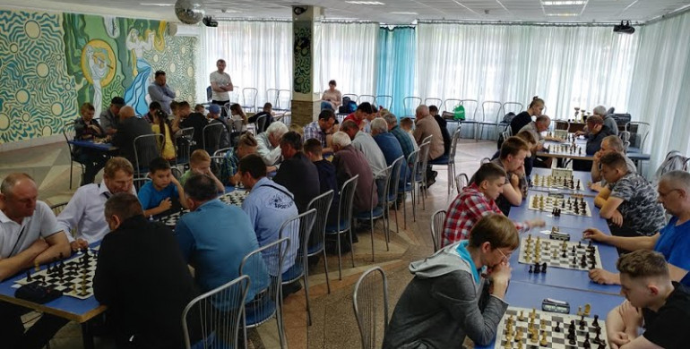 Професійні майстри гри у шахи: У Вараші визначили кращих гравців