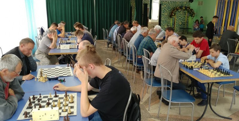 Професійні майстри гри у шахи: У Вараші визначили кращих гравців