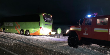 Поблизу Рівного потрапив у сніговий замет пасажирський  автобус