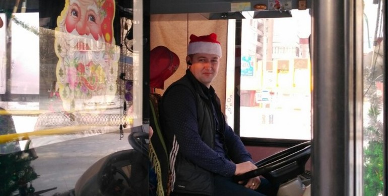 Вулицями Рівного курсував "Різдвяний" тролейбус