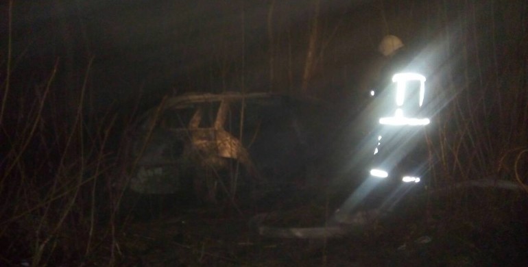 Вночі у Рівненському районі згоріла легкова автівка (ФОТО) 