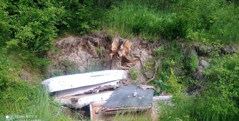 В рекреаційній зоні біля Рівного невідомі забруднюють ліс (ВІДЕО)