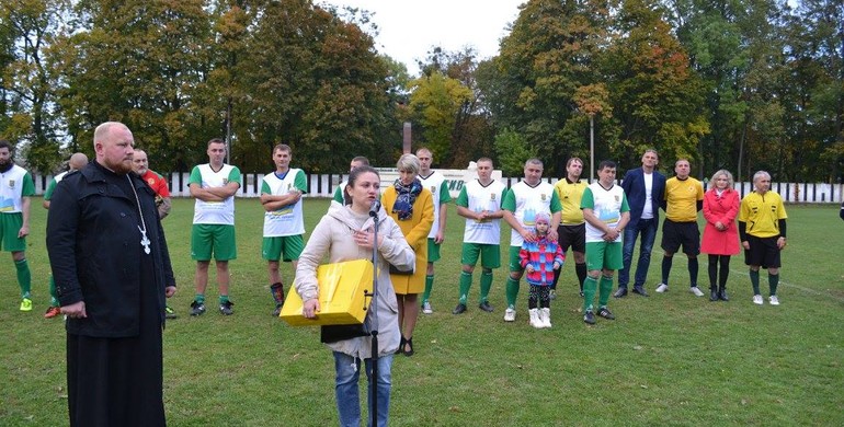 На Рівненщині благодійний футбол зібрав 3тис. доларів для хворої дівчинки (ВІДЕО)