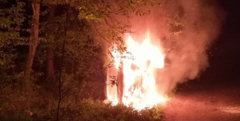 Серйозні розбірки за ліс на Рівненщині: зловмисники втікаючи палили своє авто(ФОТО)