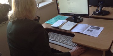У Вараші на Рівненщині пенсіонерів вчать користуватися Facebook