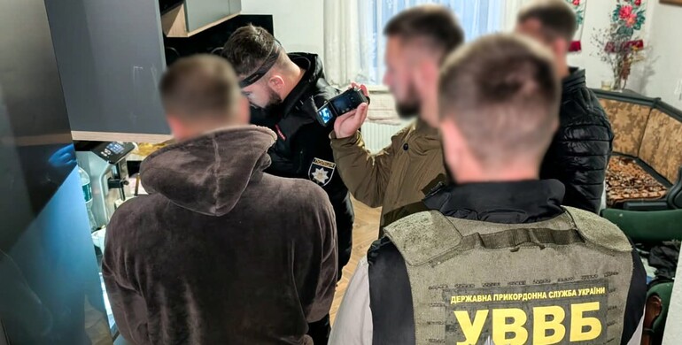 На Рівненщині поліцейські викрили 27-річного організатора злочинної схеми незаконного перетину кордону 
