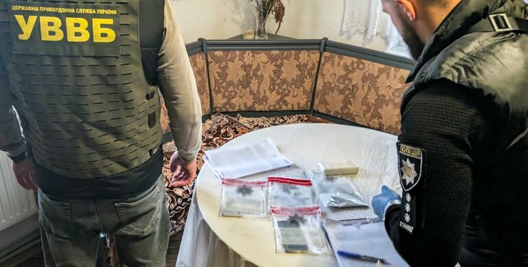 На Рівненщині поліцейські викрили 27-річного організатора злочинної схеми незаконного перетину кордону 