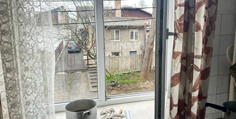 У Рівному померла пенсіонерка, яка під час миття вікон випала на вулицю