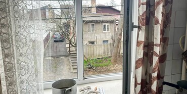 У Рівному померла пенсіонерка, яка під час миття вікон випала на вулицю