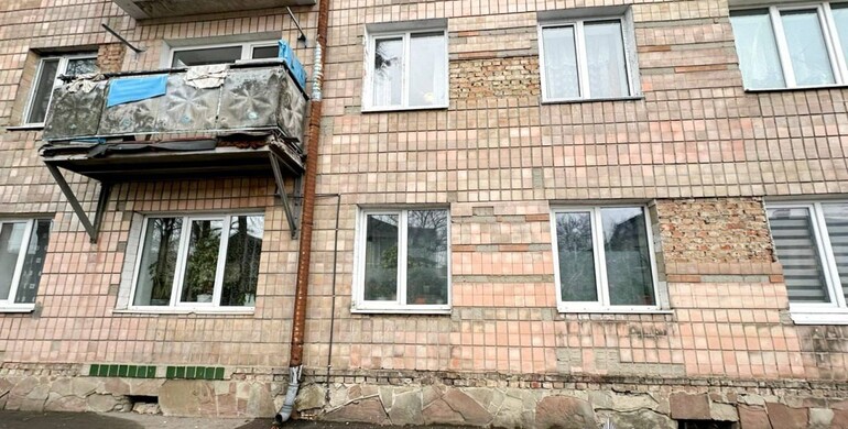 У Рівному померла пенсіонерка, яка під час миття вікон випала на вулицю