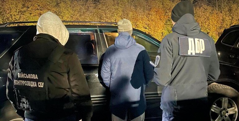 На Рівненщині екс-правоохоронець допомагав чоловікам тікати з полігону  На Рівненщині екс-правоохоронець допомагав чоловікам тікати з полігону