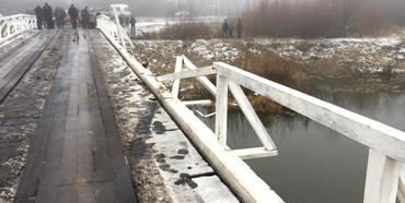 На Рівненщині авто злетіло з мосту у водойму, є загиблі