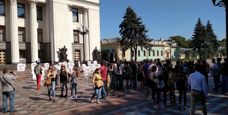 Рівняни поставили пам’ятник жертвам медичного популізму