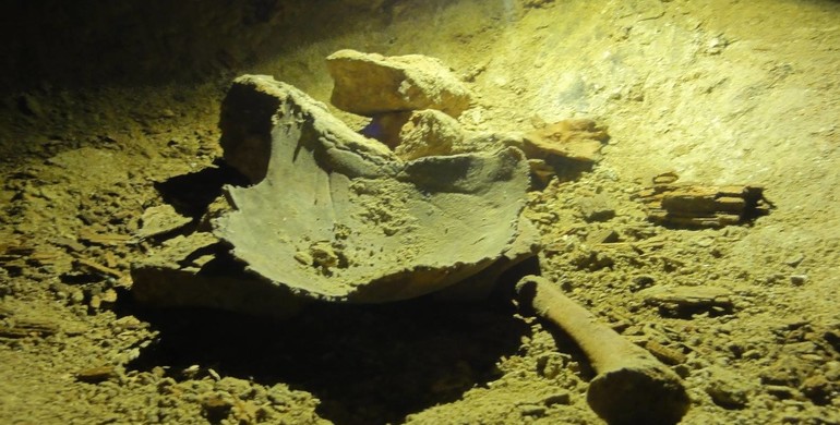 У підземеллях Тайкур, що на Рівненщині, людські кістки валяються зі сміттям (Фото)