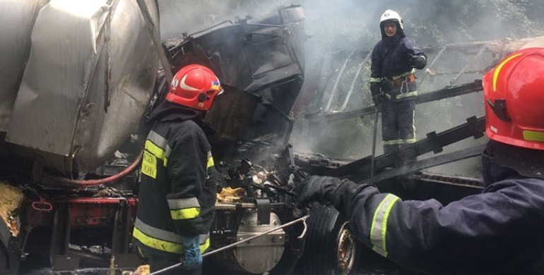 На Млинівщині лобове зіткнення вантажівок: рятувальники гасили пожежу (ФОТО)