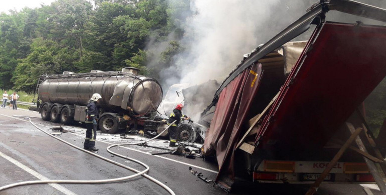 На Млинівщині лобове зіткнення вантажівок: рятувальники гасили пожежу (ФОТО)