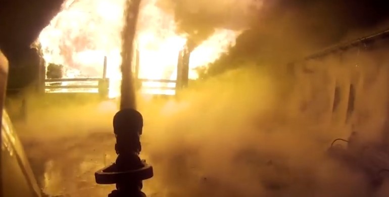 "Пекло" на Рівненщині: вогнеборці мусили обливатись водою, щоб погасити пожежу [ВІДЕО]
